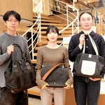 再生デニムのかばんをデザインし、商品化された２０２５年度卒業生たち（左から後藤大希さん、池田桜子さん、大越彩さん）＝豊岡市中央町