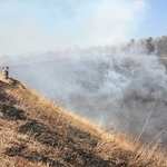 噴火口の中央部から燃え広がる炎＝豊岡市日高町栗栖野