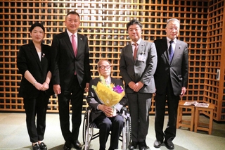 モンゴル政府から北極星勲章を受け、関係者らと記念撮影をする元但東町長の福田芳郎さん（中央）＝豊岡市但東町中山