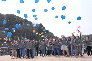 柴山小学校の最後を彩った風船飛ばし＝香美町香住区上計