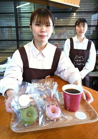 テイクアウト専門のカフェ「ガットリベロ」をオープンした氏本麻由美さん（左）。妹の智美さんも手伝う＝新温泉町湯