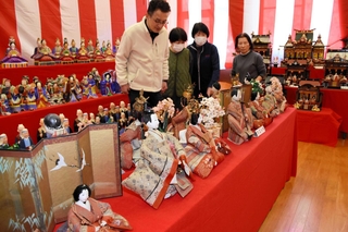 明治時代からのひな人形や、地元に伝わる土人形などを展示した「であいの里ひなまつり」＝養父市出合