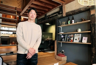 オーナー深田佳宏さんのこだわりがつまった「一棟貸宿　市御堂」＝朝来市和田山町市御堂