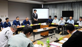 ２０２５年度のクマ出没対策について、現状と課題を共有する県と但馬３市２町の担当者ら＝県豊岡総合庁舎