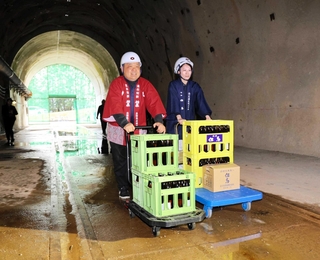 熟成する酒を運び込む田治米と此の友酒造の担当者＝朝来市多々良木