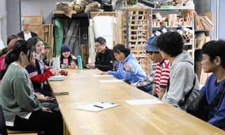 松任谷由実さんのツアーで舞台制作を手がけるチームのメンバーが、芸術文化観光専門職大学の学生たちと交流した＝豊岡市山王町