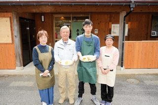カレーを販売する土野優輝さん（右から２番目）とオーナーの西垣源正さん（同３番目）＝豊岡市但東町大河内