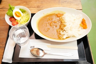 西垣養鶏場の鶏肉や卵などを味わえるカレー＝豊岡市但東町大河内