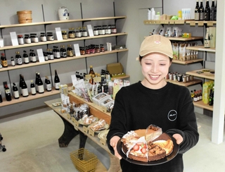 しょうゆや醸造かすを使ったスイーツと、開発した手塚瞳さん。店内ではオーガニック食品なども販売する＝養父市八鹿町八鹿
