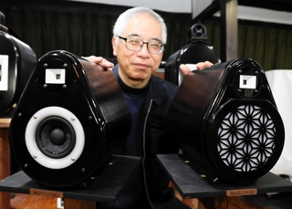 「アワガスピリットミニ」と製作者の山本雄一さん＝朝来市山東町粟鹿
