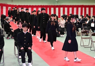 連携型中高一貫教育校になった浜坂高校の新入生ら＝新温泉町芦屋