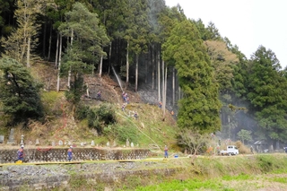 山林に燃え移った火を消す消防隊員ら＝６日、豊岡市日高町羽尻（撮影・吉田みなみ）