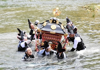みこしを担いで川を渡る氏子たち＝養父市小城