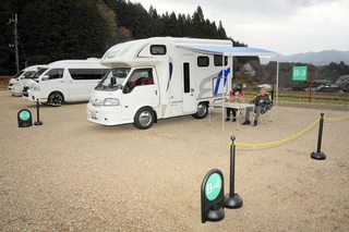 広々とした区画にキャンピングカーを止める利用者ら＝豊岡市但東町坂野