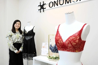 かばんの素材を使って、山本しのぶさんらが快適なフィット感のノンワイヤブラジャーを商品化した＝豊岡市中陰