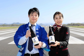 「ＪＪエリアセンター但馬」が香住鶴と開発した日本酒「舞翔」がお披露目された＝豊岡市岩井