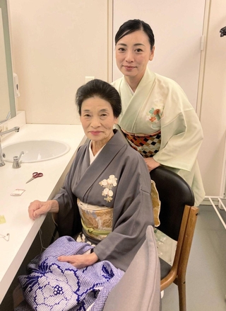 パリ滞在中の笹川美智子さんと長女、吉川玲子さん（吉川さん提供）