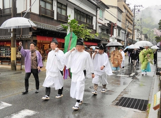 城崎温泉街の外湯を関係者の行列が巡った＝豊岡市城崎町湯島