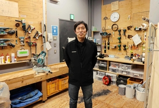 【上】第６０回紀伊国屋演劇賞に選ばれた舞台美術家の杉山至さん＝豊岡市山王町