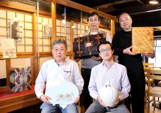 豊岡市の伝統工芸「城崎麦わら細工」「豊岡杞柳細工」「出石焼」の４作家の作品が並ぶ＝同市出石町宵田