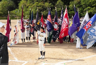 選手宣誓する香住ジュニアベースボールクラブの岡隆太主将＝香美町香住区境