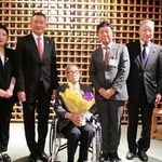 モンゴル政府から北極星勲章を受け、関係者らと記念撮影をする元但東町長の福田芳郎さん（中央）＝豊岡市但東町中山