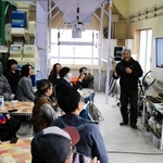 パタゴニアと連携し、環境を取り戻す「リジェネラティブ農業」に取り組む平峰拓郎さん（右端）＝豊岡市三宅