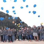 柴山小学校の最後を彩った風船飛ばし＝香美町香住区上計