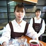 テイクアウト専門のカフェ「ガットリベロ」をオープンした氏本麻由美さん（左）。妹の智美さんも手伝う＝新温泉町湯