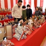 明治時代からのひな人形や、地元に伝わる土人形などを展示した「であいの里ひなまつり」＝養父市出合