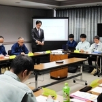 ２０２５年度のクマ出没対策について、現状と課題を共有する県と但馬３市２町の担当者ら＝県豊岡総合庁舎