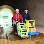 熟成する酒を運び込む田治米と此の友酒造の担当者＝朝来市多々良木