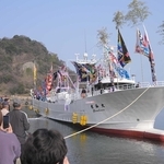 大漁旗を掲げて入港する新造船「大和丸」＝浜坂漁港