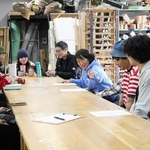 松任谷由実さんのツアーで舞台制作を手がけるチームのメンバーが、芸術文化観光専門職大学の学生たちと交流した＝豊岡市山王町