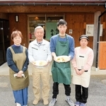 カレーを販売する土野優輝さん（右から２番目）とオーナーの西垣源正さん（同３番目）＝豊岡市但東町大河内