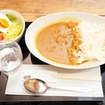 西垣養鶏場の鶏肉や卵などを味わえるカレー＝豊岡市但東町大河内