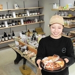 しょうゆや醸造かすを使ったスイーツと、開発した手塚瞳さん。店内ではオーガニック食品なども販売する＝養父市八鹿町八鹿