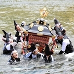 みこしを担いで川を渡る氏子たち＝養父市小城