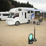 日帰り温泉の隣に車中泊施設　休耕田を整備、区画ゆったり　ドッグランも併設　豊岡