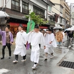 城崎温泉街に春告げる「温泉まつり」、安全と繁栄祈願　神社総代ら外湯巡る行列
