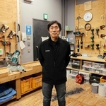 【上】第６０回紀伊国屋演劇賞に選ばれた舞台美術家の杉山至さん＝豊岡市山王町