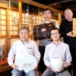 豊岡市の伝統工芸「城崎麦わら細工」「豊岡杞柳細工」「出石焼」の４作家の作品が並ぶ＝同市出石町宵田