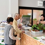 有機野菜や加工品、高校生が育てた野菜の苗などを販売する＝養父市上野