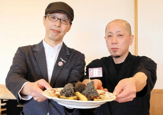「合格祈願　はさカリー」を共同開発した小﨑正義さん（左）と休暇村竹野海岸の加藤勝幸料理長＝豊岡市竹野町竹野