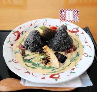 地域の「はさかり岩」をモチーフにした「合格祈願　はさカリー」＝豊岡市竹野町竹野