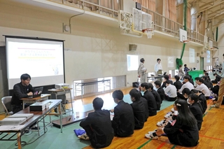 但馬地域の企業の魅力について、社員らに学ぶ豊岡高校の３年生たち＝豊岡市京町