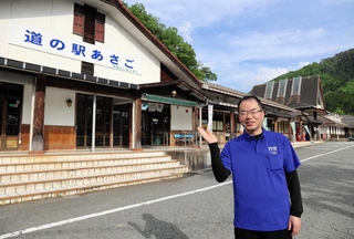 リニューアルオープンした道の駅あさごと駅長の中井安成さん＝朝来市多々良木