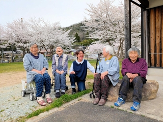地域のご婦人方の花見会にて「せーの」