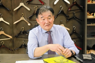 中田工芸の歩みを語る中田孝一会長＝豊岡市日高町江原