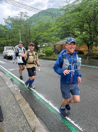 ゴール地点の神戸を目指す参加者ら（「かとぶんサポートグループ」提供）